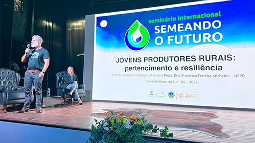 UFPEL e Instituto Espinhaço se unem pela resiliência territorial: o professor João Fernando Igansi Nunes leva a experiência dos jovens trabalhadores rurais de Morro Redondo – RS ao Seminário Internacional “Semeando o Futuro” do Instituto Espinhaço.