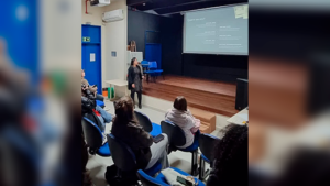 Doutoranda Laiana Silveira palestra no IX Seminário Fotógrafos Históricos e VanguardasArtísticas (Centro de Artes/UFPel), sobre a indumentária no século XIX em Pelotas