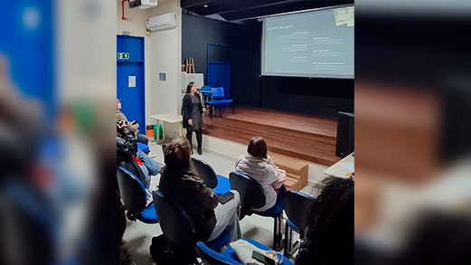 Doutoranda Laiana Silveira palestra no IX Seminário Fotógrafos Históricos e VanguardasArtísticas (Centro de Artes/UFPel), sobre a indumentária no século XIX em Pelotas